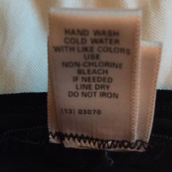 💲🔻 Velvety Fitted Camisole with Lace Neckline - Picture 5 of 5